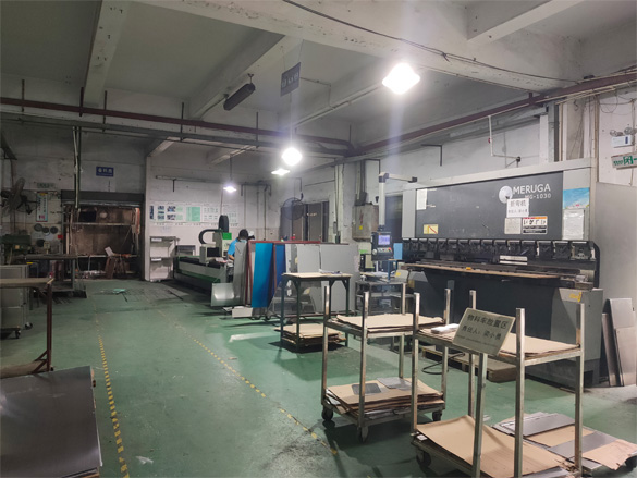防靜電工作臺加工車間.jpg